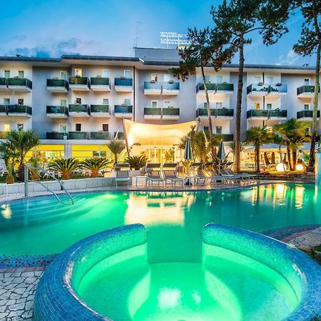 Hotel Mediterraneo Lignano Sabbiadoro Esterno foto